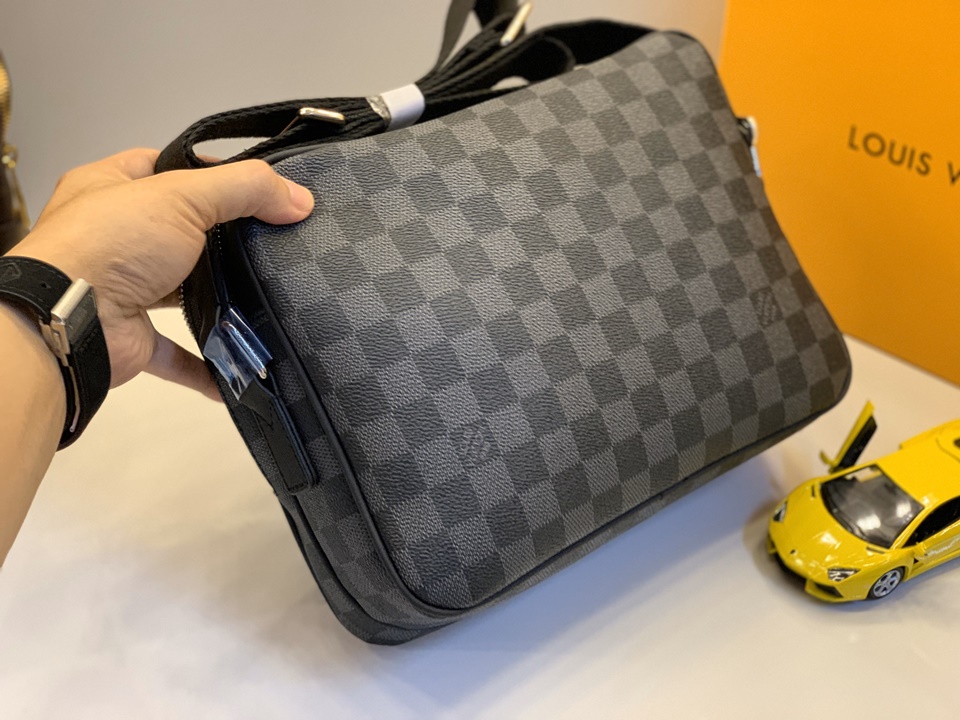 Túi đeo chéo nam Louis Vuitton like auth màu ghi đen họa tiết caro