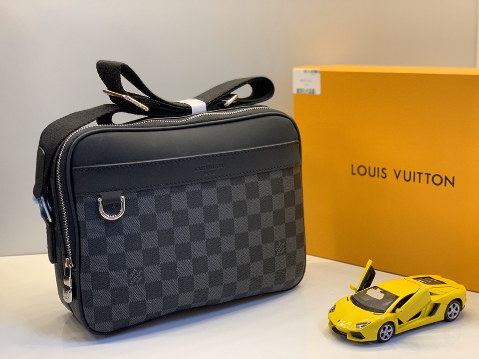 Túi đeo chéo nam Louis Vuitton Trio Pochette M69443 Messenger Bag
